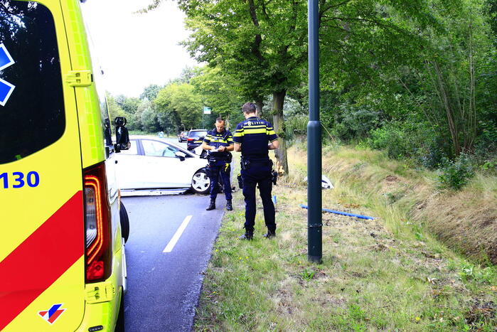 Automobilist raakt van de weg en komt tegen boom tot stilstand