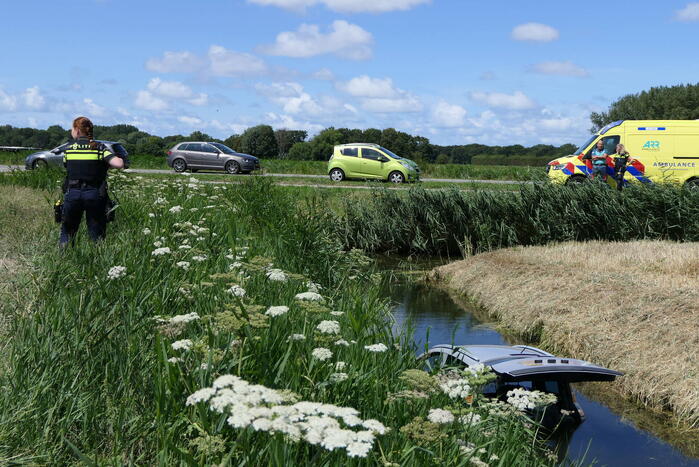 Brommobiel raakt van de weg belandt in sloot