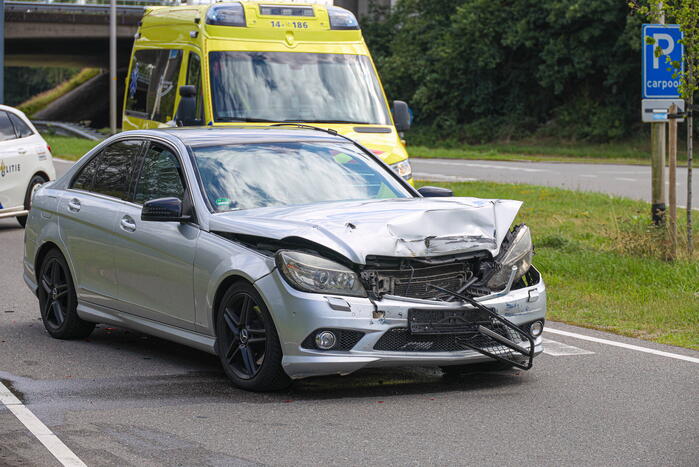 Automobilist botst achterop trailer van vrachtwagen