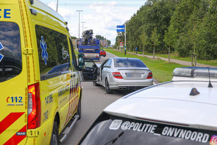 Automobilist botst achterop trailer van vrachtwagen