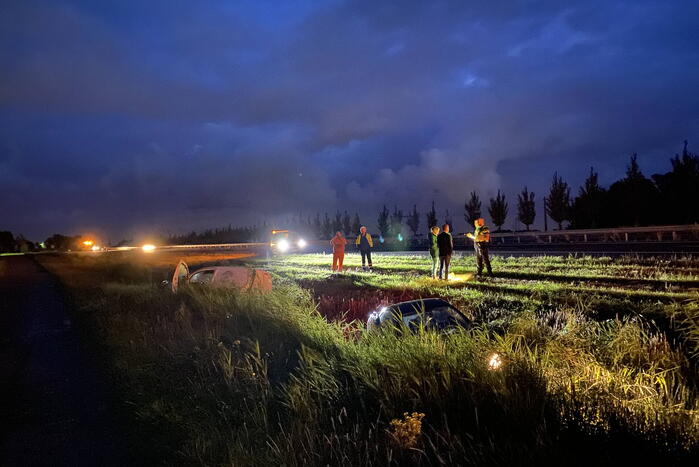 Busje en auto belanden in sloot