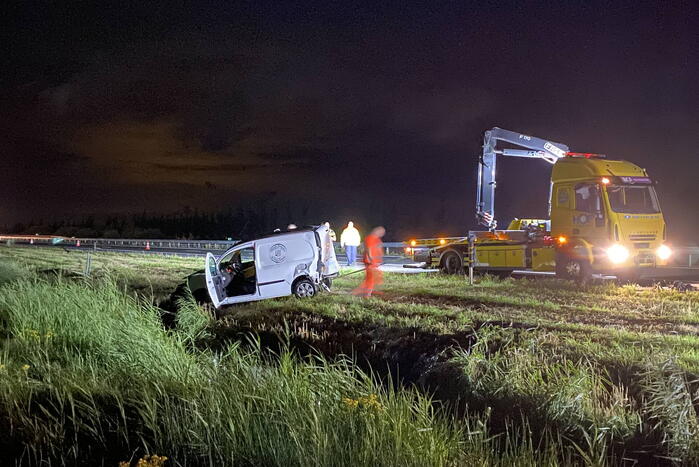 Busje en auto belanden in sloot