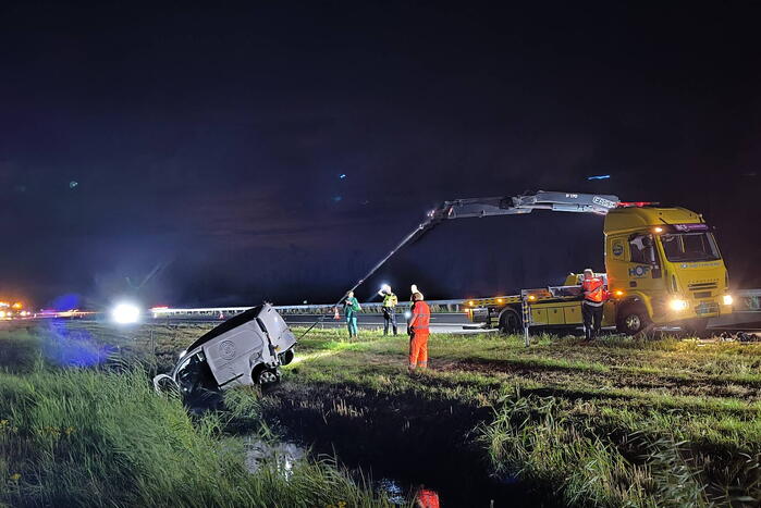 Busje en auto belanden in sloot