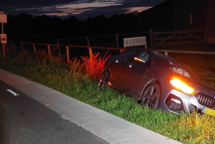 Auto belandt in sloot