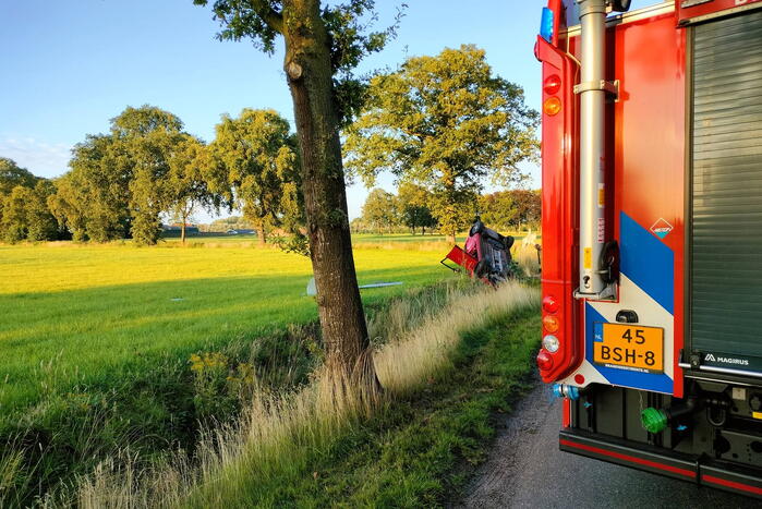 Auto belandt op de kop in sloot na aanrijding