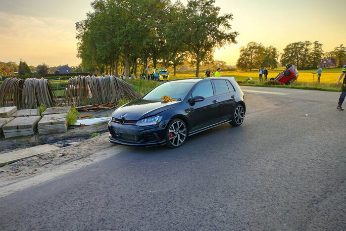 Auto belandt op de kop in sloot na aanrijding
