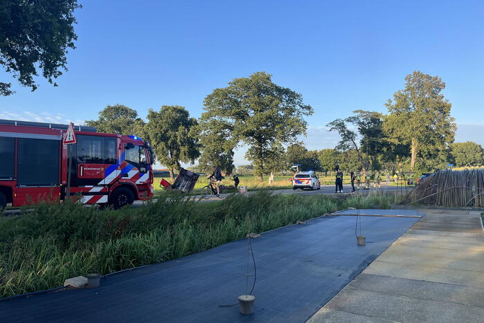Auto belandt op de kop in sloot na aanrijding