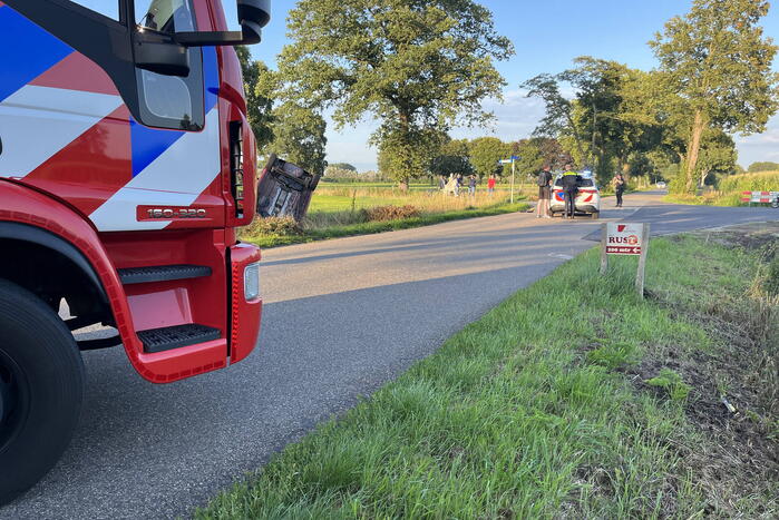 Auto belandt op de kop in sloot na aanrijding