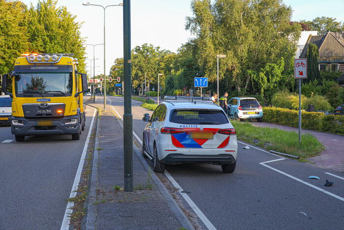 Politiewagen en personenwagen botsing op kruising