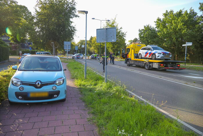Politiewagen en personenwagen botsing op kruising
