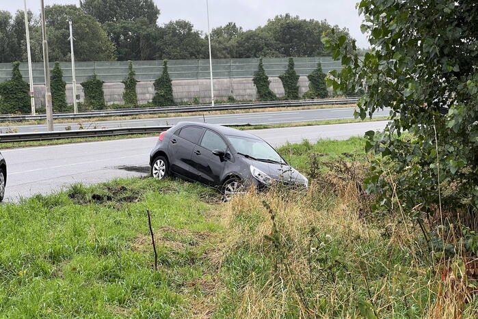 Auto raakt van de weg
