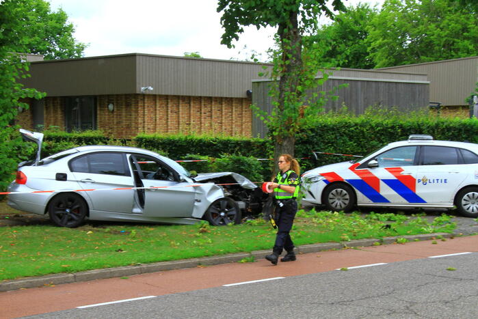 Auto botst frontaal tegen boom, bestuurder spoorloos