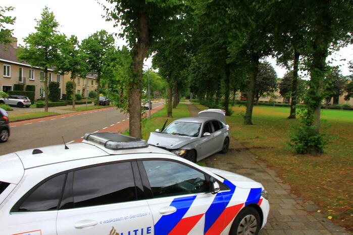 Auto botst frontaal tegen boom, bestuurder spoorloos