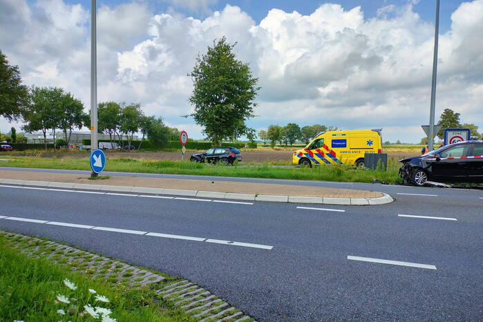 Twee personenauto's botsen op kruising