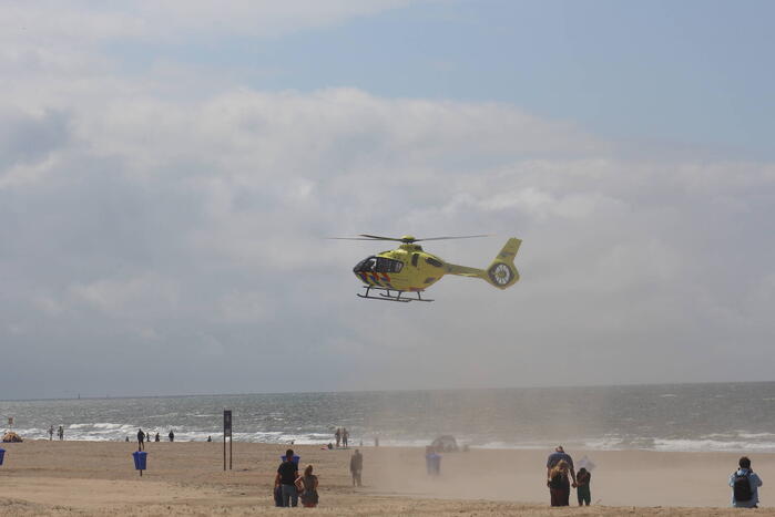 Traumahelikopter landt op het strand
