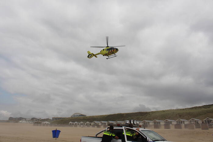 Traumahelikopter landt op het strand