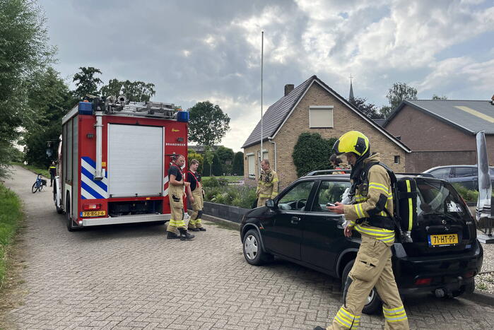 Brandweer verricht metingen wegens gaslucht