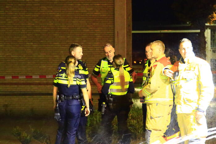 Auto in brand na frontale botsing tegen boom, twee gewonden