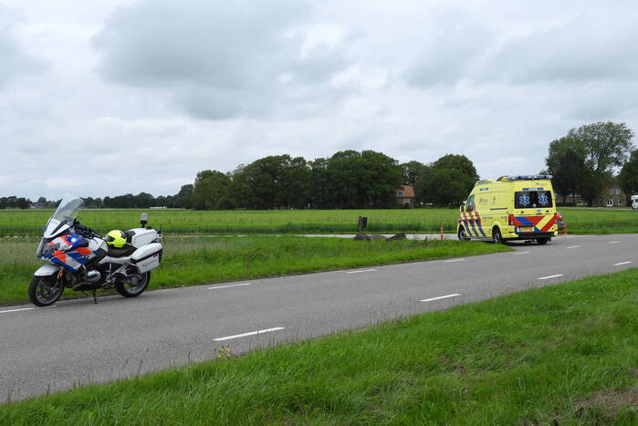 Auto belandt op zijn kop in de sloot