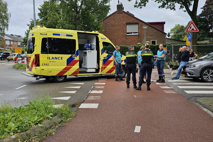 Fietser hard ten val op rotonde