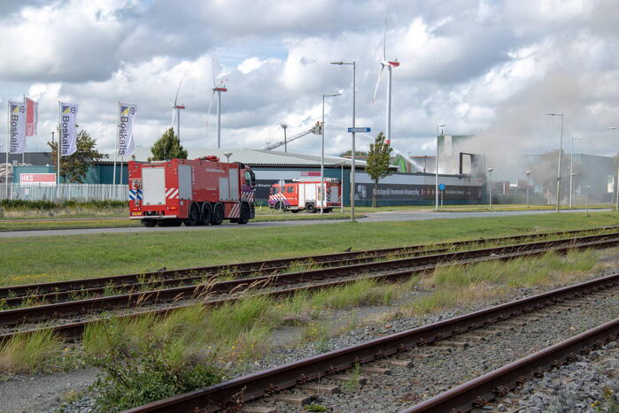 Hevige rookontwikkeling bij brand op terrein van recyclingbedrijf