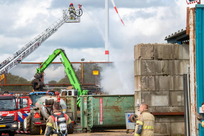 Hevige rookontwikkeling bij brand op terrein van recyclingbedrijf