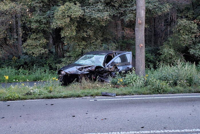 Twee personenauto's frontaal op elkaar gebotst, bestuurster overleden
