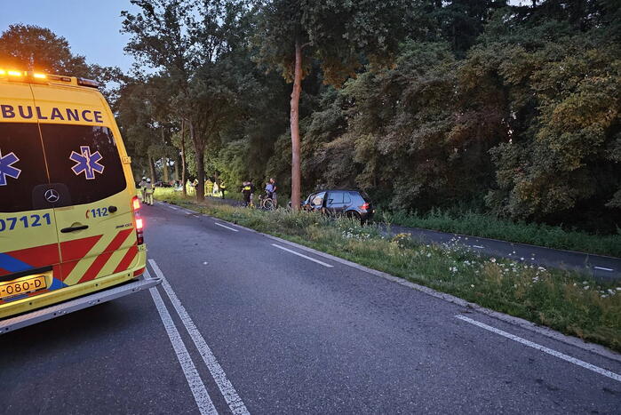 Twee personenauto's frontaal op elkaar gebotst, bestuurster overleden