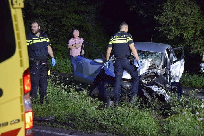 Twee personenauto's frontaal op elkaar gebotst, bestuurster overleden