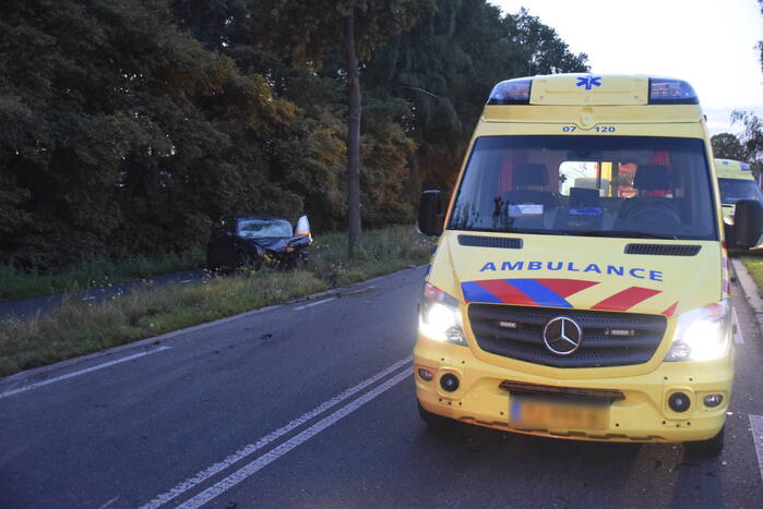 Twee personenauto's frontaal op elkaar gebotst, bestuurster overleden