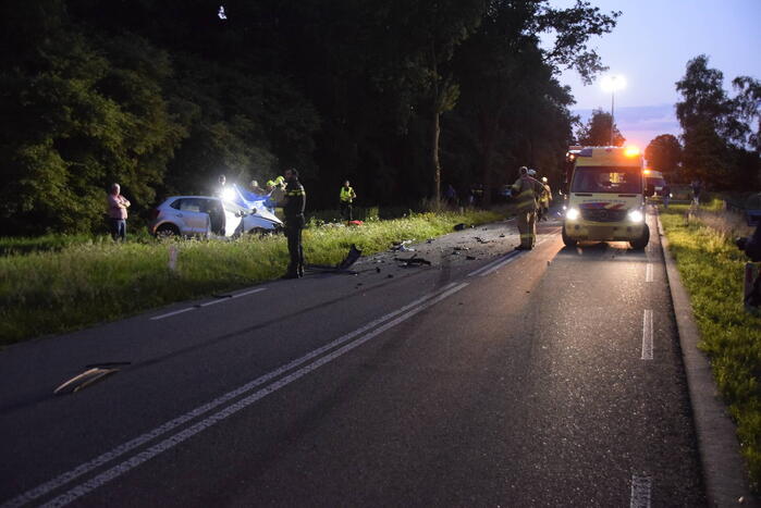 Twee personenauto's frontaal op elkaar gebotst, bestuurster overleden