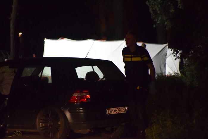 Twee personenauto's frontaal op elkaar gebotst, bestuurster overleden