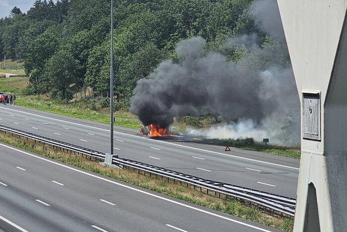 Snelweg dicht vanwege autobrand