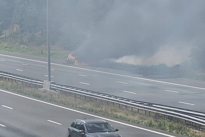 Snelweg dicht vanwege autobrand