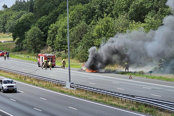 Snelweg dicht vanwege autobrand