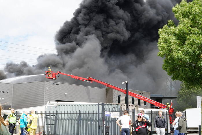 Enorme brand in een groot opslagbedrijf