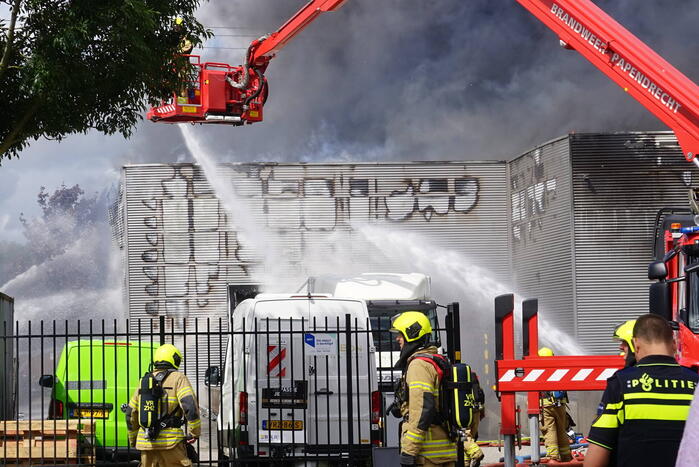 Enorme brand in een groot opslagbedrijf