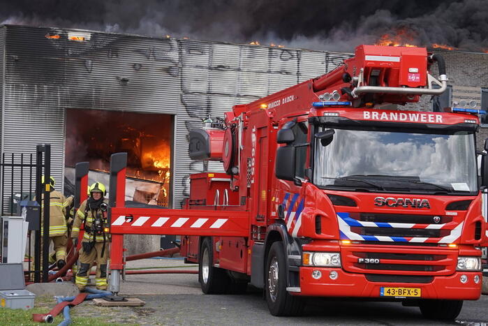 Enorme brand in een groot opslagbedrijf
