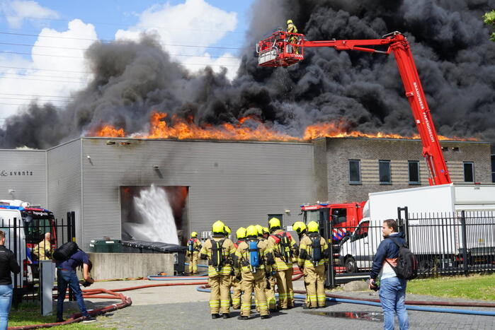 Enorme brand in een groot opslagbedrijf