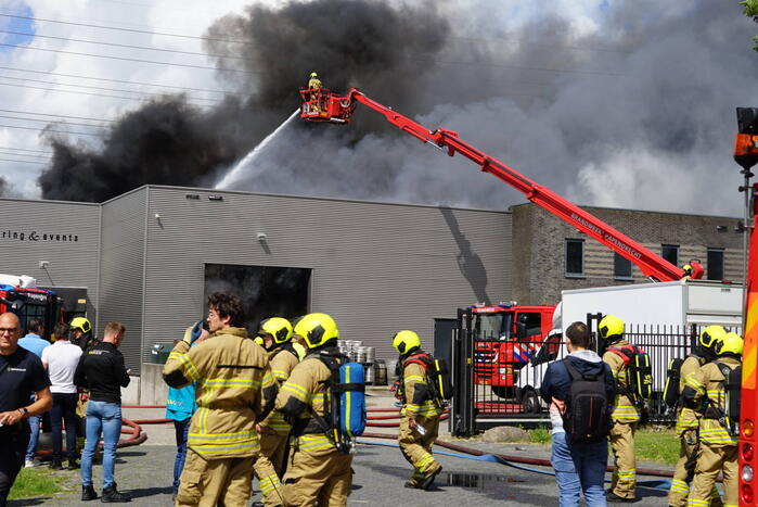 Enorme brand in een groot opslagbedrijf