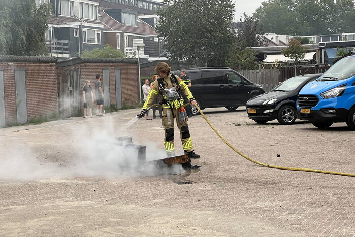 Brandweer blust brandende bank