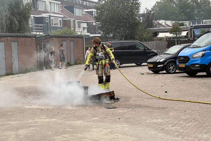 Brandweer blust brandende bank