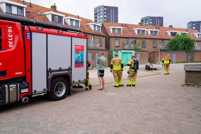 Brandweer blust brandende bank