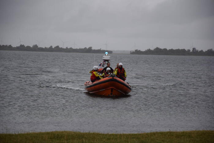 Surfer raakt in de problemen op Grevelingenmeer