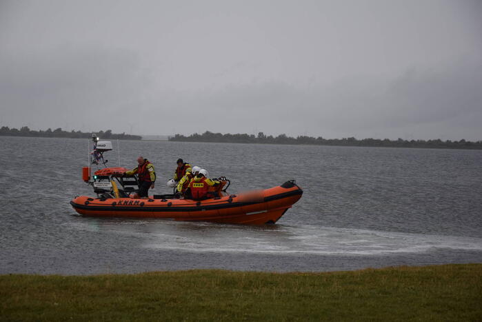 Surfer raakt in de problemen op Grevelingenmeer