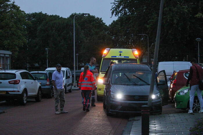 Bestelbus klapt op paal