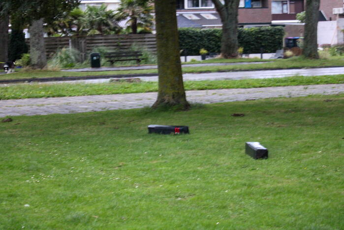 Bestelbus klapt op paal