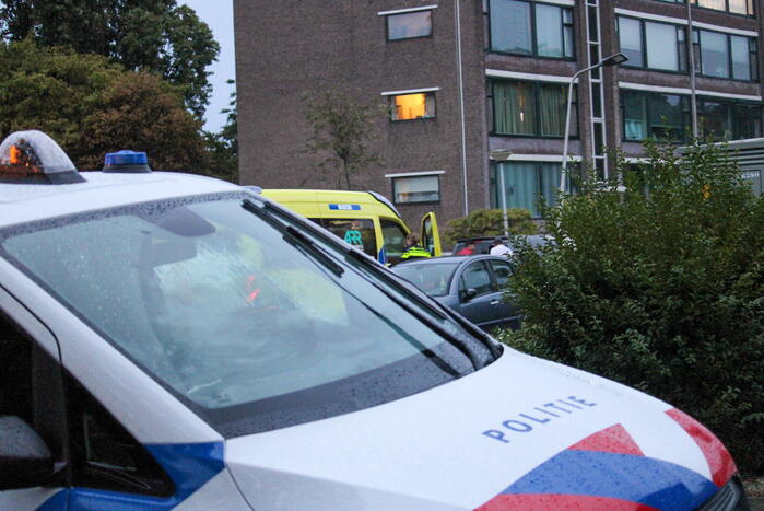 Bestelbus klapt op paal