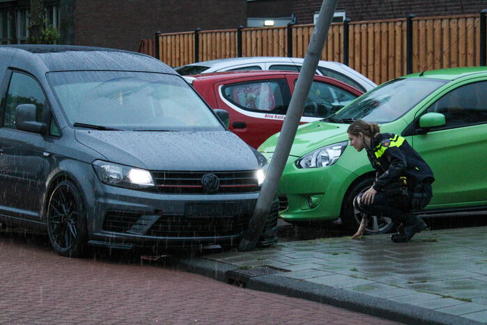 Bestelbus klapt op paal
