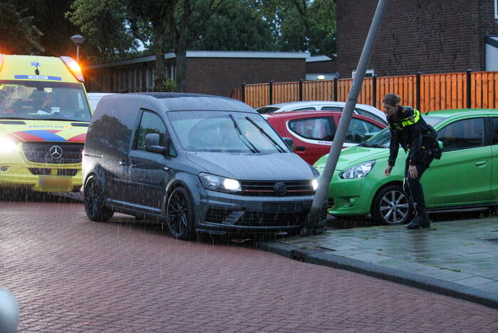 Bestelbus klapt op paal